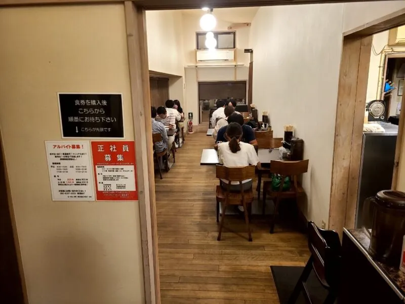 ▲店内奥側にテーブル6席